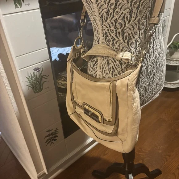 Cream Coach Shoulder Bag - Picture 11 of 13